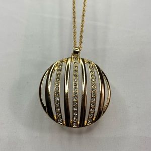 Gold hallow necklace with diamonds!